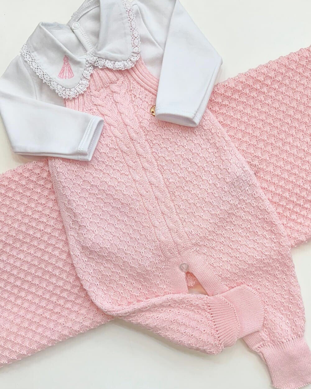 Saída maternidade de tricot antialérgico Jardineira 3 peças Rosa