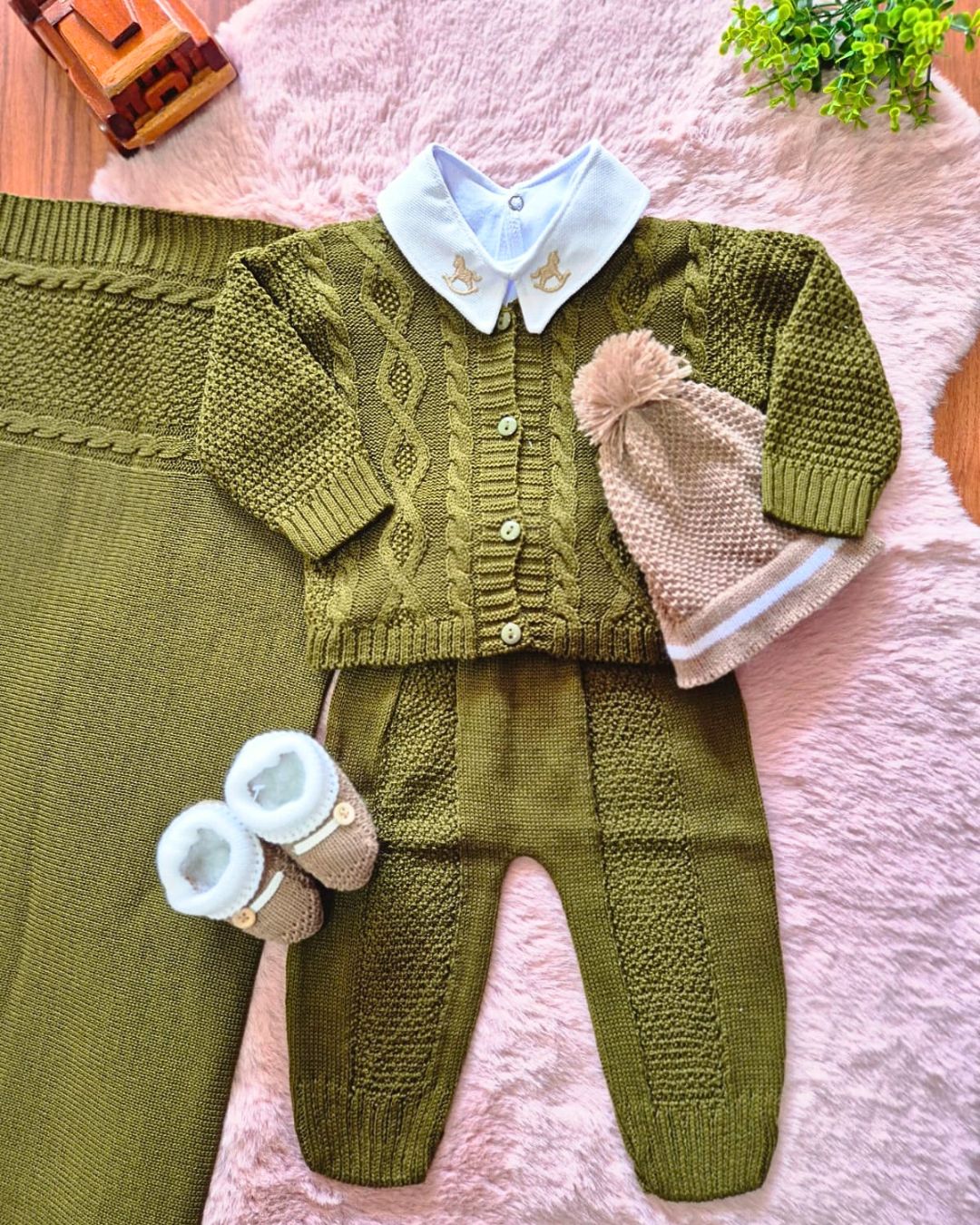 Saída de Maternidade em Tricot Antialérgico - Verde Militar