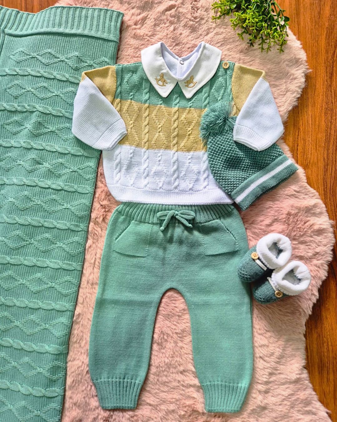 Saída de Maternidade em Tricot Antialérgico - Verde, Bege e Branco