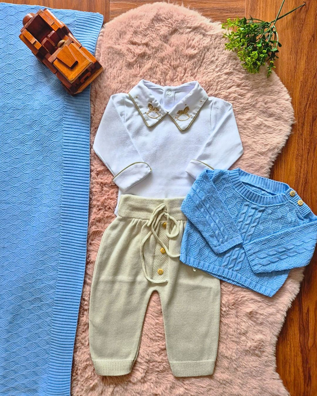 Saída de Maternidade em Tricot Antialérgico - Azul e bege