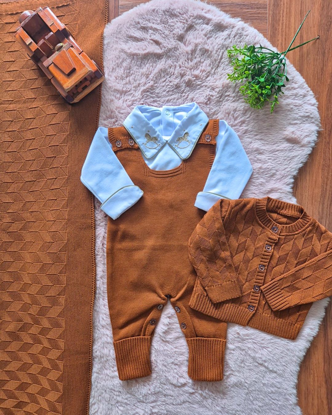 Saída de Maternidade em Tricot Antialérgico - Marrom