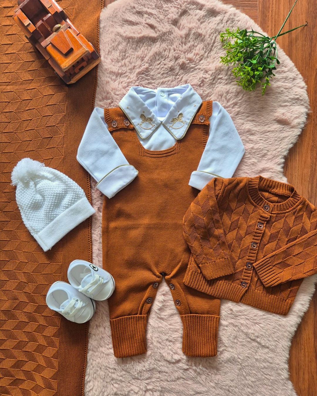 Saída de Maternidade em Tricot Antialérgico - Marrom