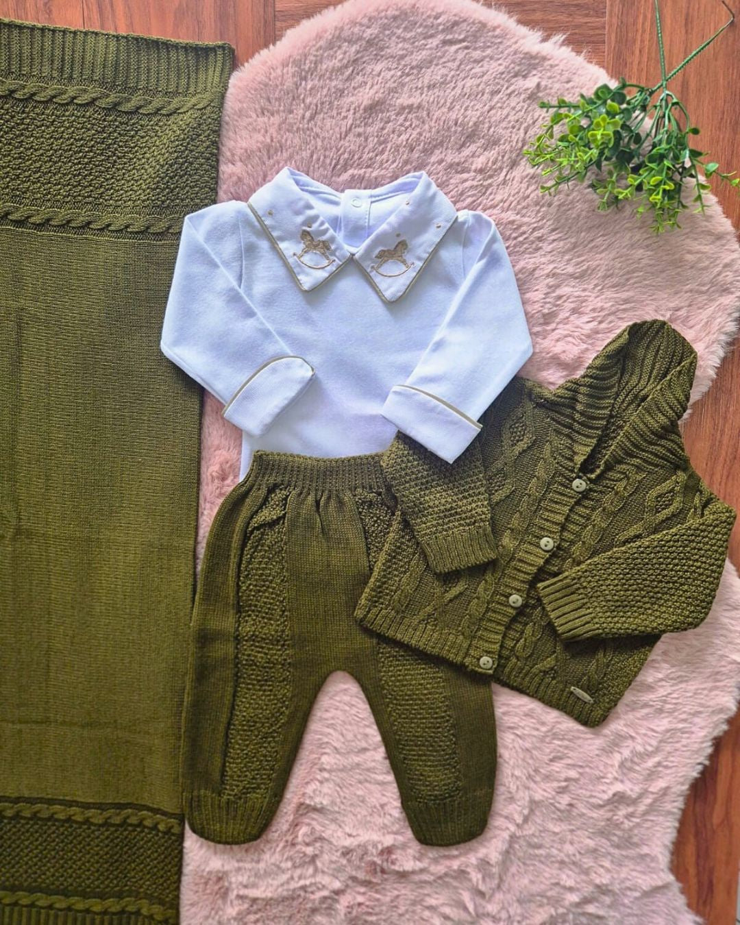 Saída de Maternidade em Tricot Antialérgico - Verde Militar