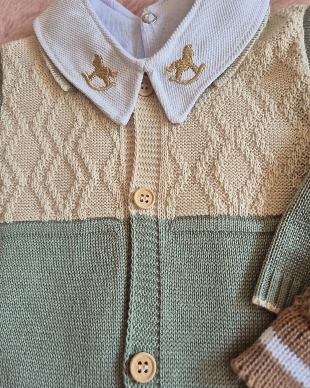 Saída de Maternidade em Tricot Antialérgico - Verde e Bege