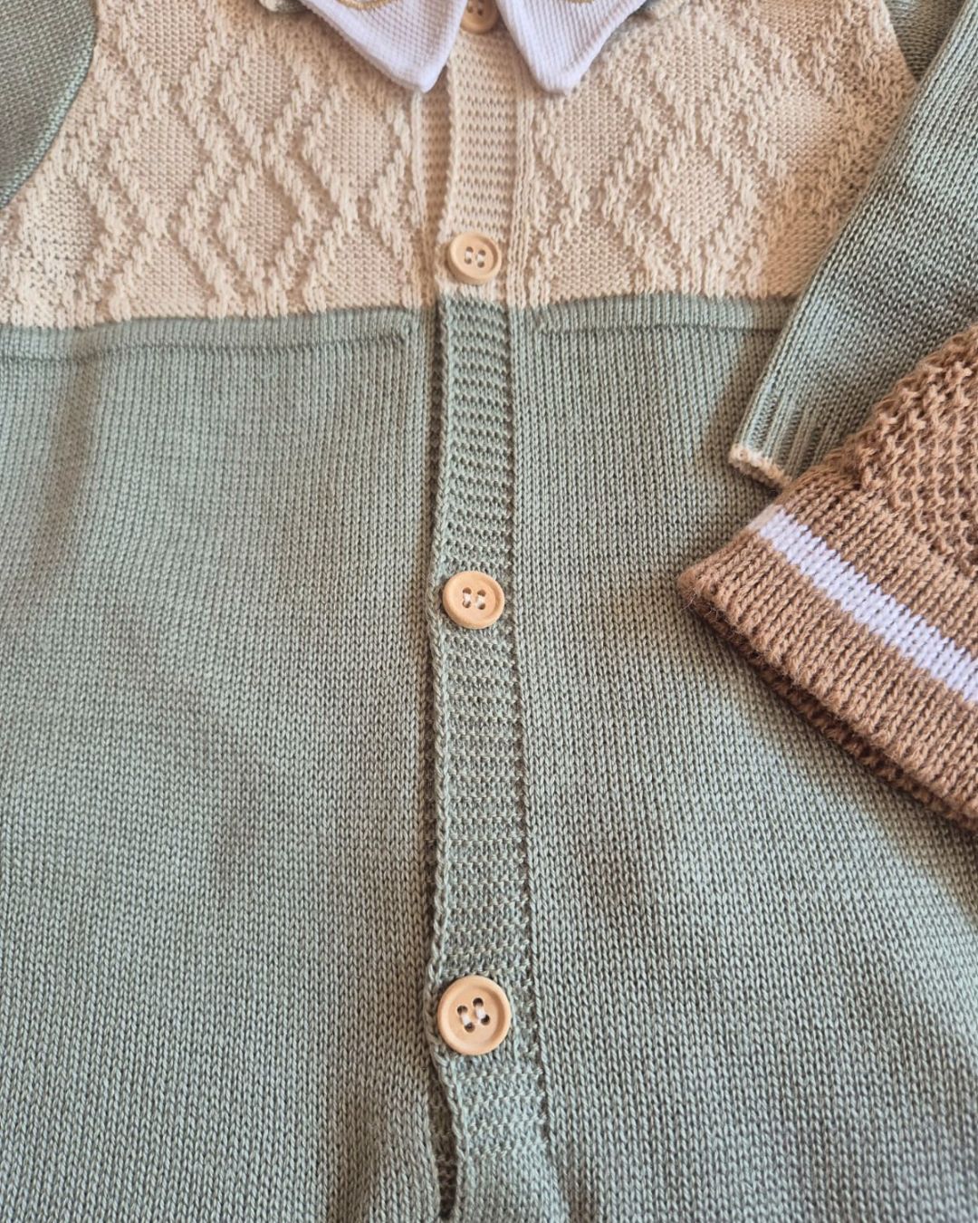 Saída de Maternidade em Tricot Antialérgico - Verde e Bege