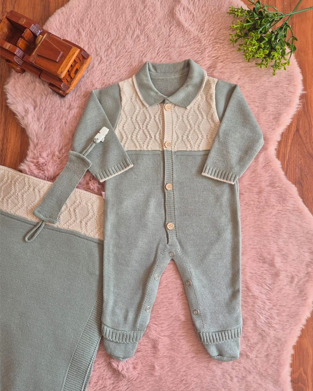 Saída de Maternidade em Tricot Antialérgico - Verde e Bege