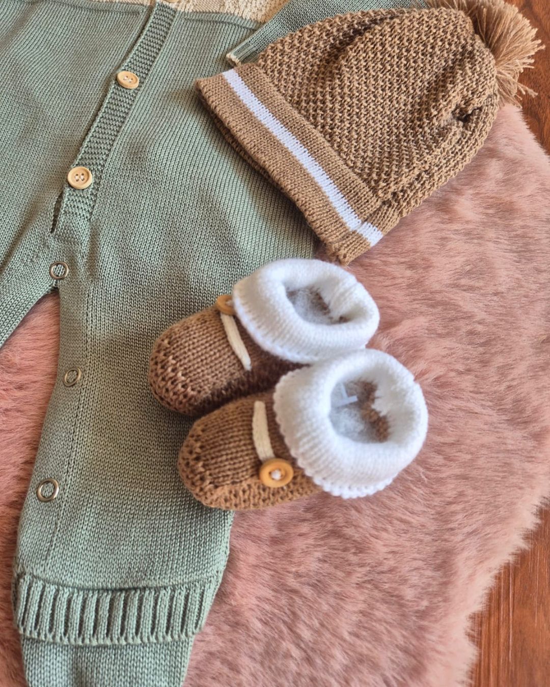 Saída de Maternidade em Tricot Antialérgico - Verde e Bege