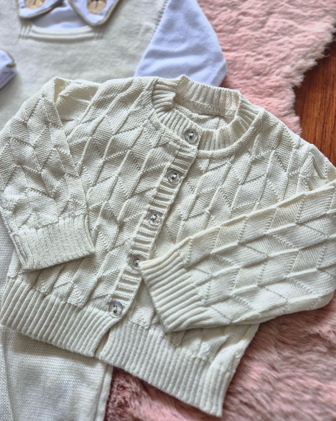 Saída de Maternidade em Tricot Antialérgico - Off White Quadriculada