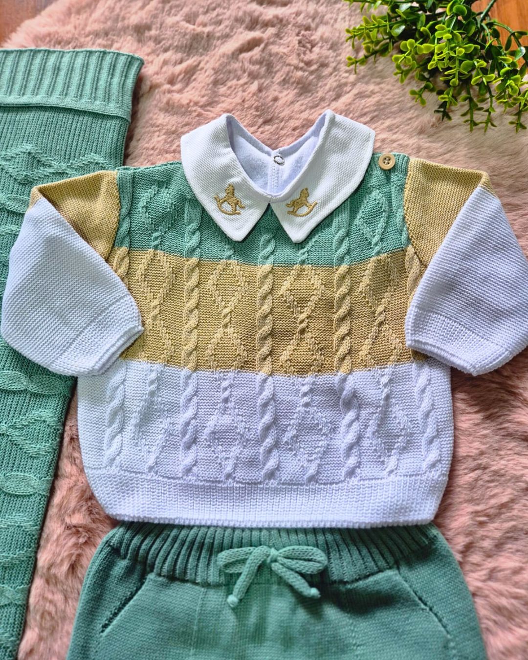 Saída de Maternidade em Tricot Antialérgico - Verde, Bege e Branco