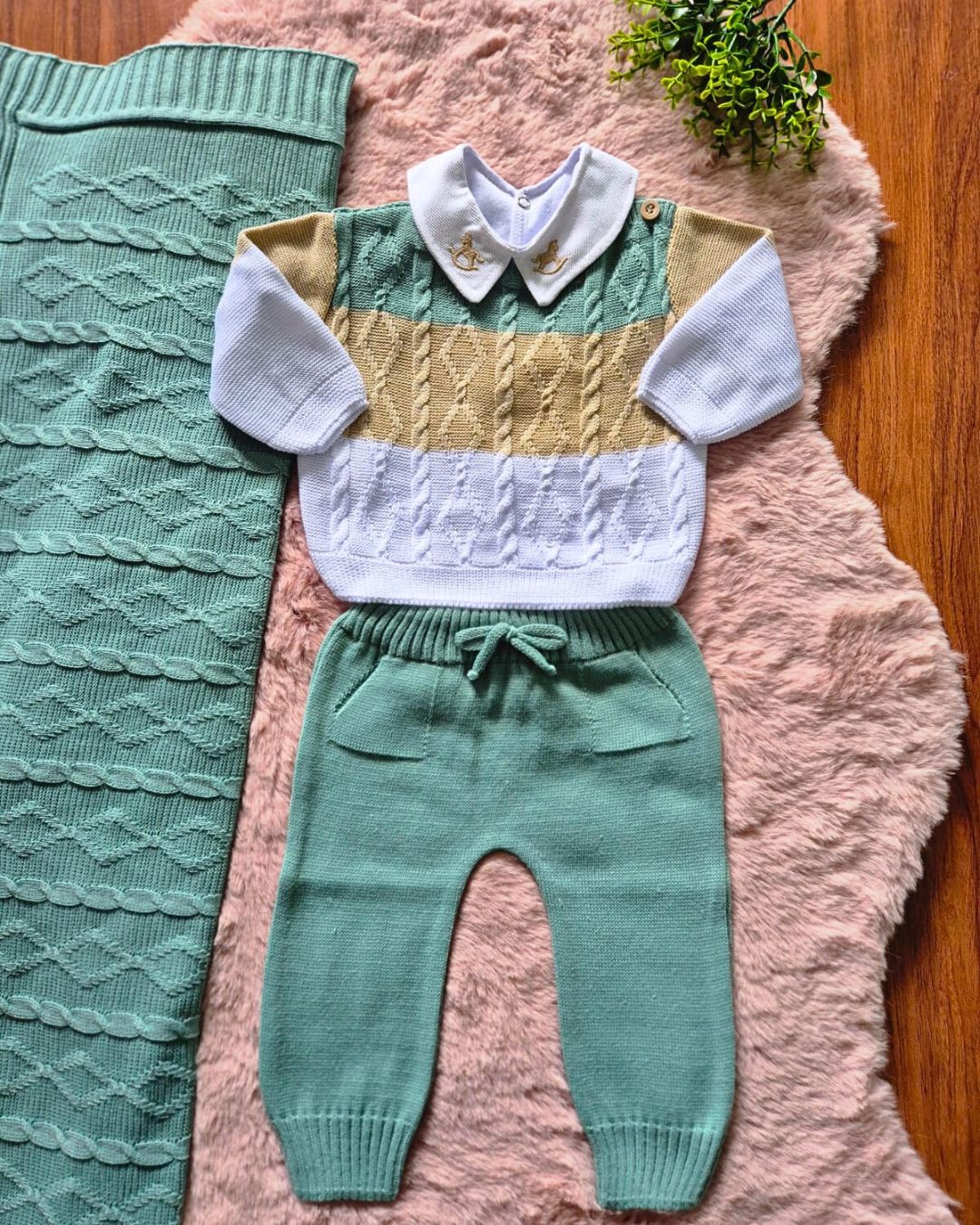 Saída de Maternidade em Tricot Antialérgico - Verde, Bege e Branco