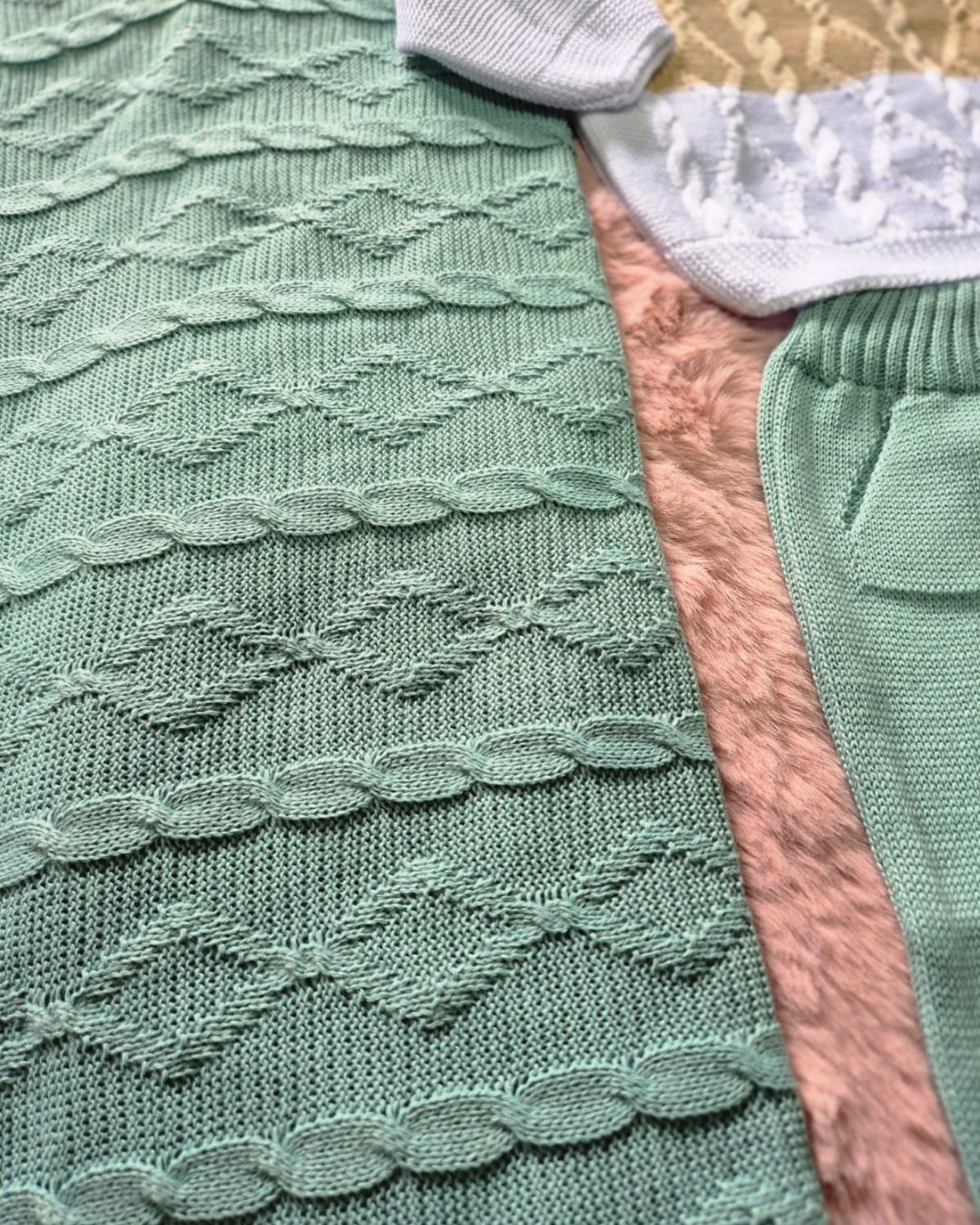 Saída de Maternidade em Tricot Antialérgico - Verde, Bege e Branco