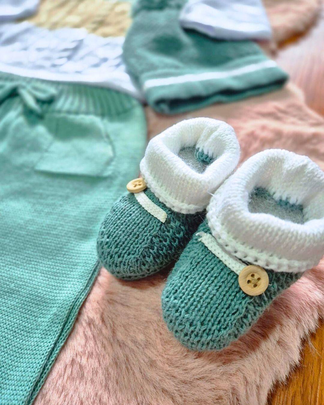 Saída de Maternidade em Tricot Antialérgico - Verde, Bege e Branco