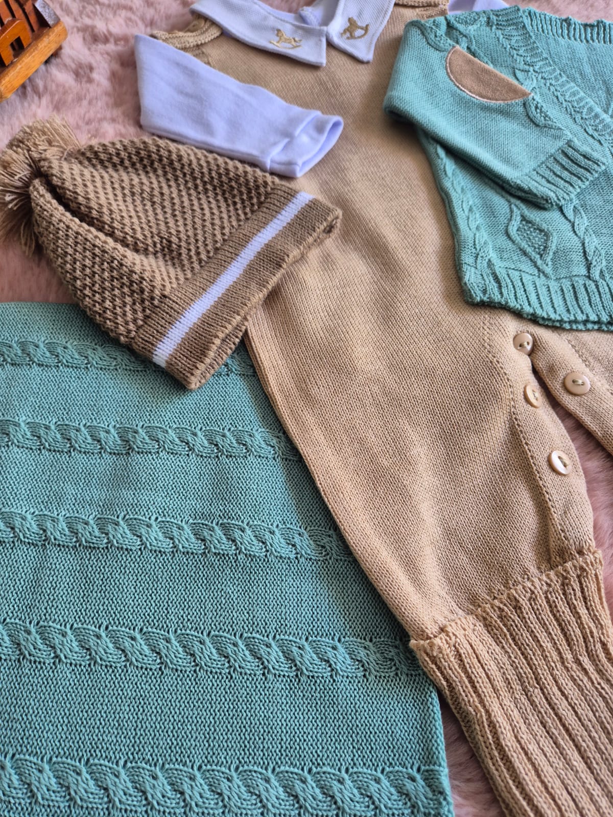 Saída de Maternidade em Tricot Antialérgico - Verde e Bege