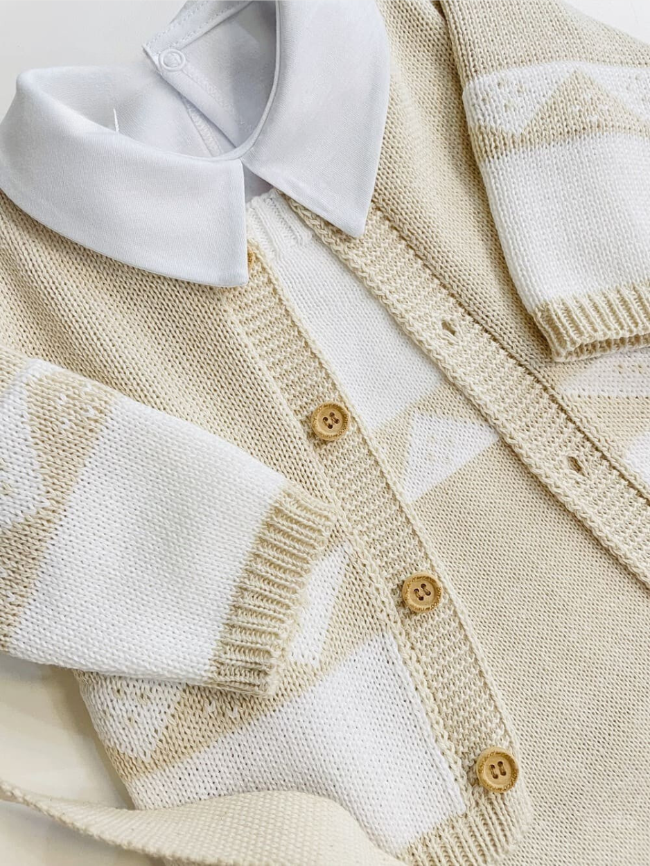 Conjunto Tricot Bege – Jardineira + Cardigan + Body