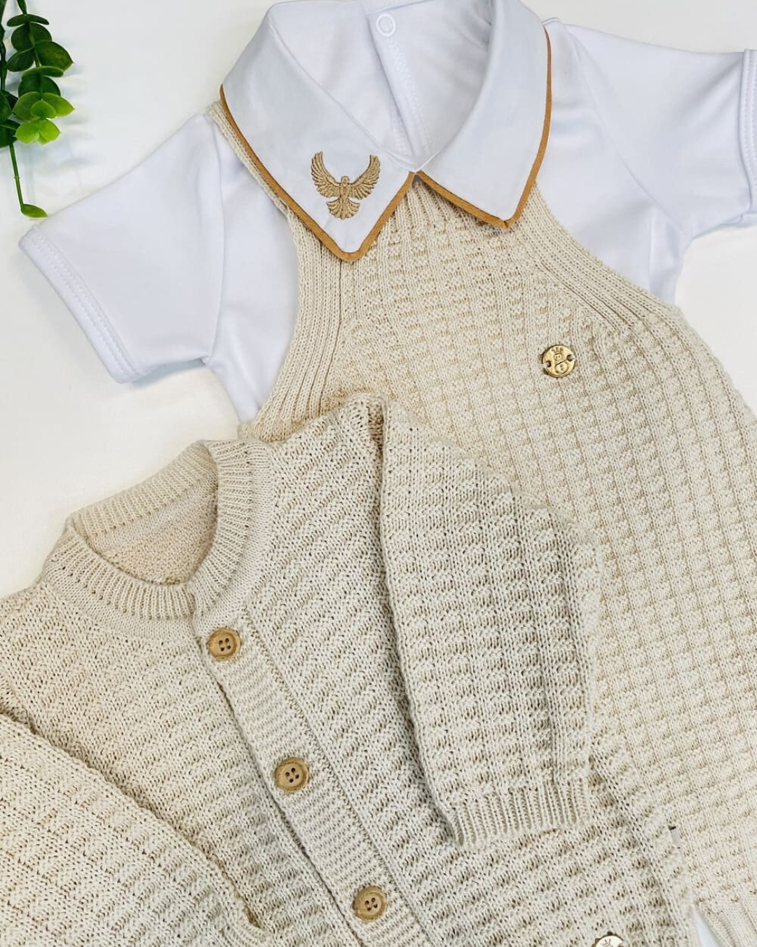 Conjunto Tricot Bege – Jardineira + Cardigan + Body