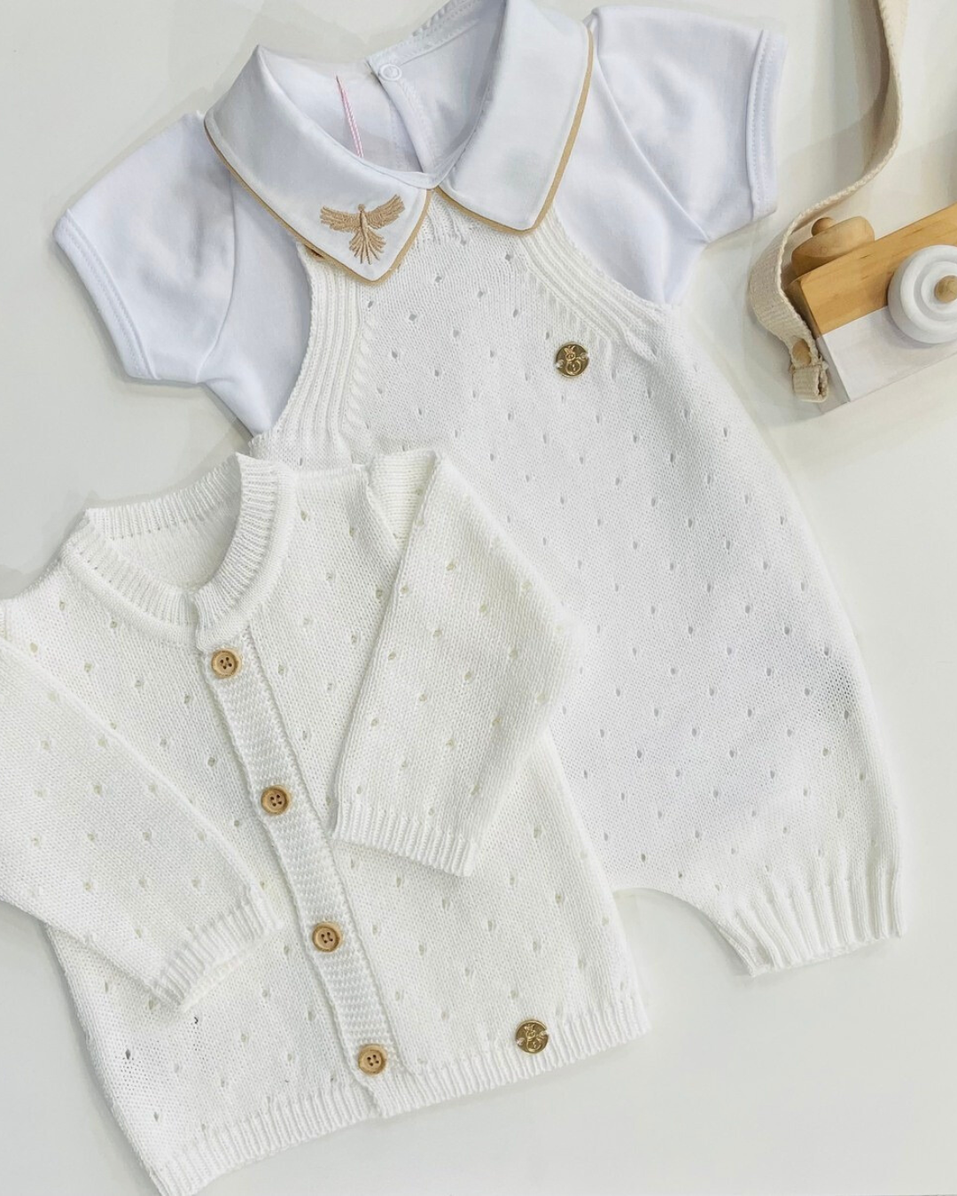 Conjunto Tricot Branco – Jardineira + Cardigan + Body