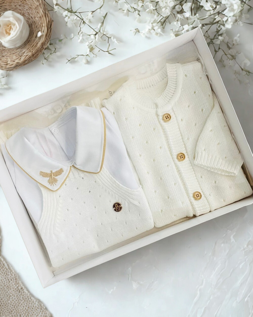 Conjunto Tricot Branco – Jardineira + Cardigan + Body