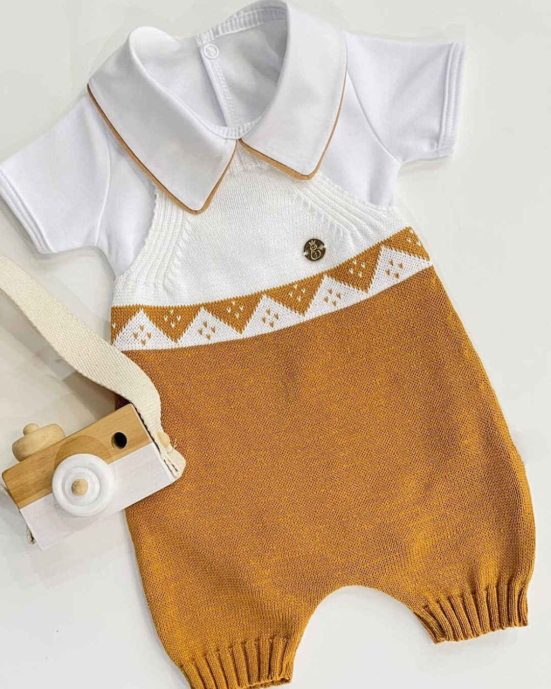 Conjunto Batizado Caramelo – Jardineira Curta + Body com Gola