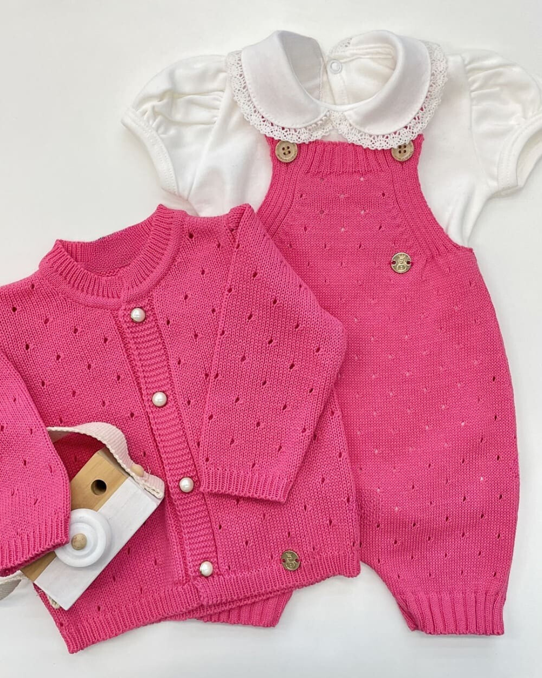 Conjunto Tricot Rosa Pink – Jardineira + Cardigan + Body