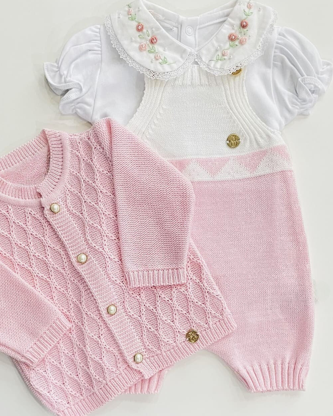 Conjunto Tricot Rosa bebê – Jardineira + Cardigan + Body