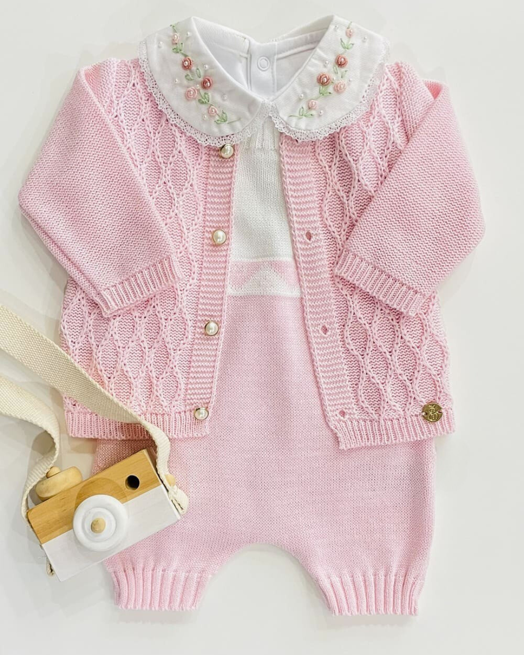 Conjunto Tricot Rosa bebê – Jardineira + Cardigan + Body