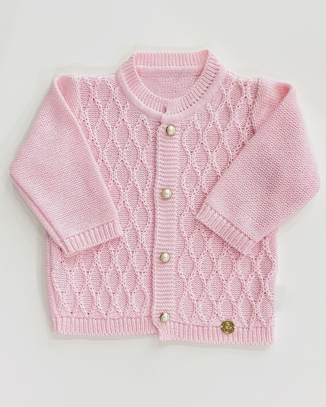 Conjunto Tricot Rosa bebê – Jardineira + Cardigan + Body