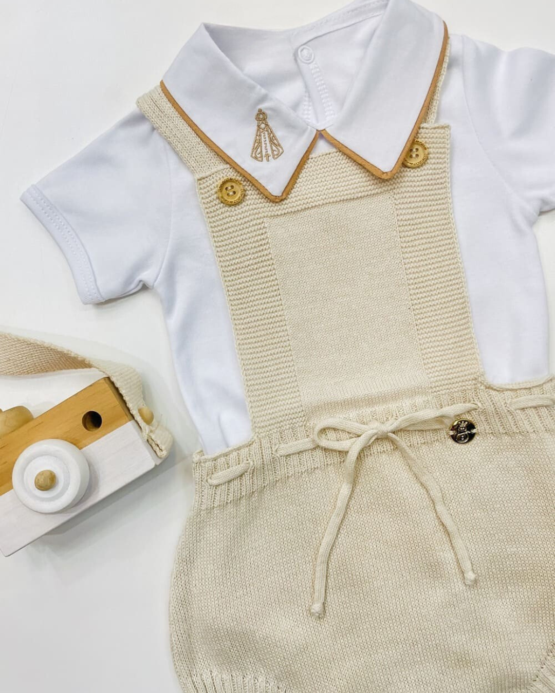 Conjunto Batizado – Jardineira + Body com Gola Bordada Nossa Senhora
