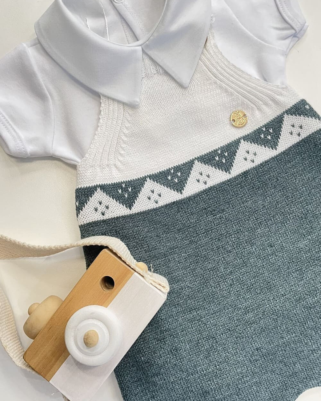 Conjunto Batizado Verde e Branco – Jardineira Curta + Body com Gola