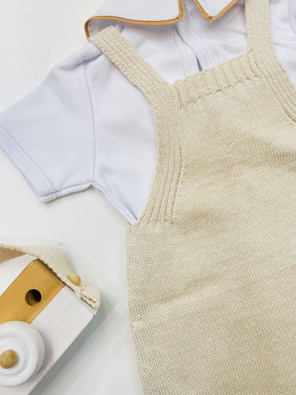 Conjunto Batizado – Jardineira Curta + Body com Gola Bordada Nossa Senhora